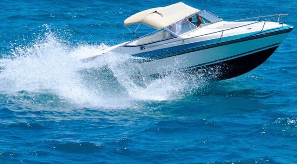 Ταχύπλοο χτύπησε κολυμβητή στο Μαρμάρι