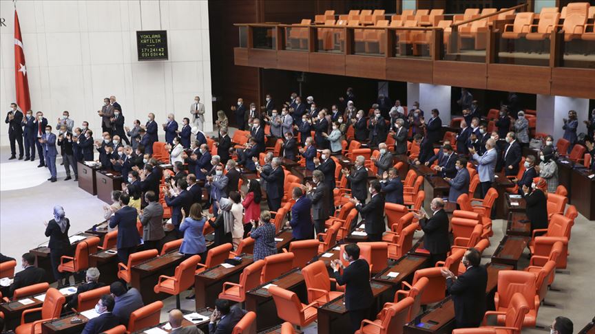 Αγία Σοφία: Τούρκοι βουλευτές χειροκροτούν όρθιοι την απόφαση μετατροπής σε τζαμί