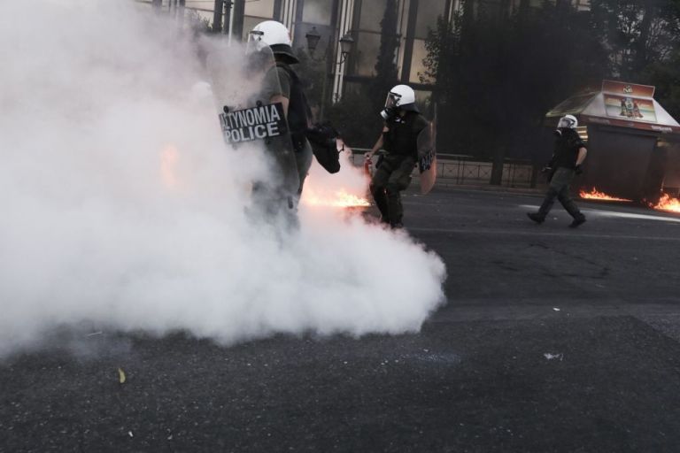 Δικογραφία για αξιωματικό της ΕΛ.ΑΣ που φέρεται να εμπόδισε σύλληψη διαδηλωτή | tanea.gr