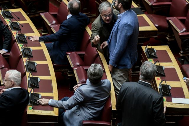 Βουλή: Επεισοδιακή συνεδρίαση με χυδαίες εκφράσεις και χειρονομίες από βουλευτή του ΣΥΡΙΖΑ