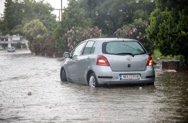 Κακοκαιρία στη Χαλκιδική: Οδηγός απεγκλωβίστηκε από το όχημά του