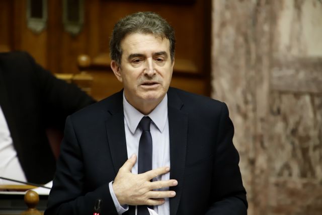 Τι άλλαξε στο νομοσχέδιο για τις διαδηλώσεις ο Χρυσοχοΐδης