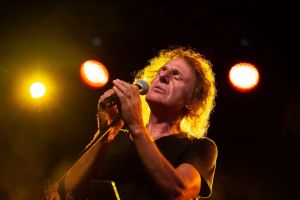 Ο Βασίλης Παπακωνσταντίνου στην Πετρούπολη – Με λυρικά τραγούδια και το κοινό… καθιστό