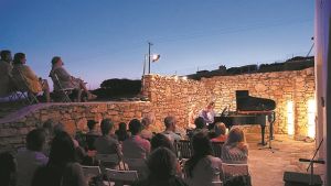 Συνεργασία με την ΚΟΑ, πρεμιέρα για θέατρο