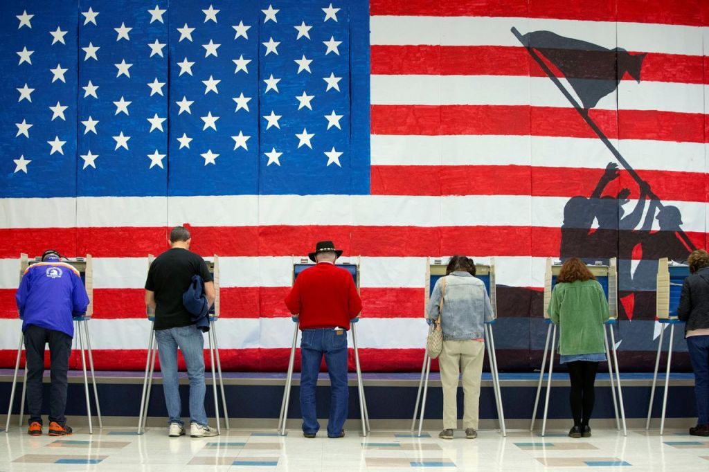 Πώς ο κοροναϊός σάρωσε τις ΗΠΑ κι έφερε τα πάνω κάτω στις αμερικανικές εκλογές