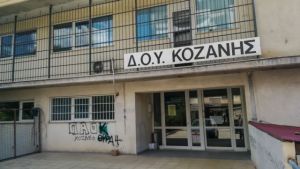 Κοζάνη: Καρέ-καρέ η επίθεση με τσεκούρι στη ΔΟΥ