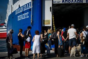 Χαμός στο λιμάνι του Πειραιά – Φεύγουν για διακοπές