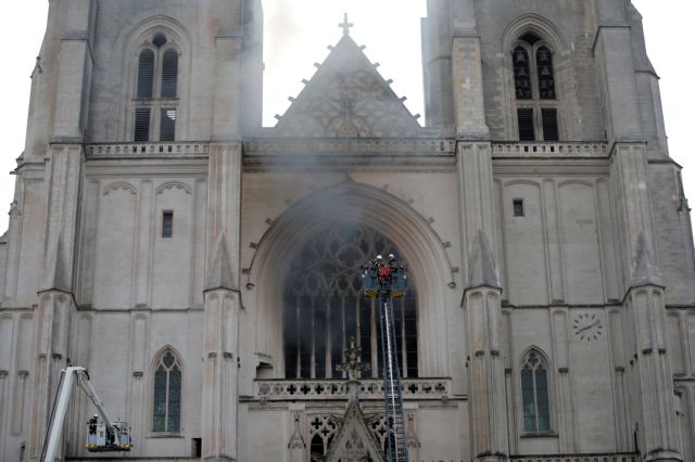 Στις φλόγες ο καθεδρικός ναός στη Νάντη