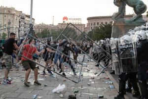 Σερβία: Αστυνομικοί ξυλοκόπησαν άγρια τρεις ανθρώπους που κάθονταν αμέριμνοι σε παγκάκι