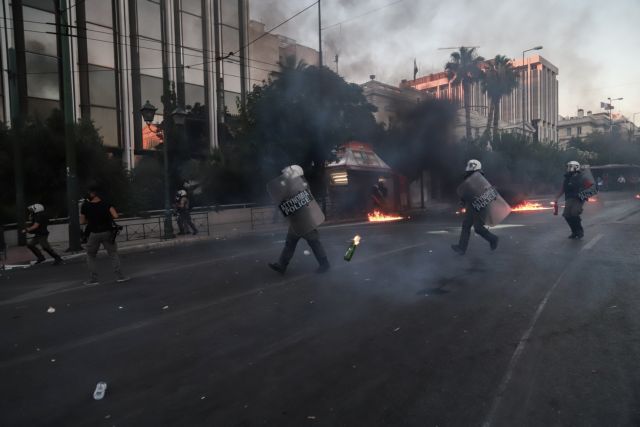 Κόντρα ΣΥΡΙΖΑ – κυβέρνησης για τον αστυνομικό που φέρεται να εμπόδισε σύλληψη διαδηλωτή