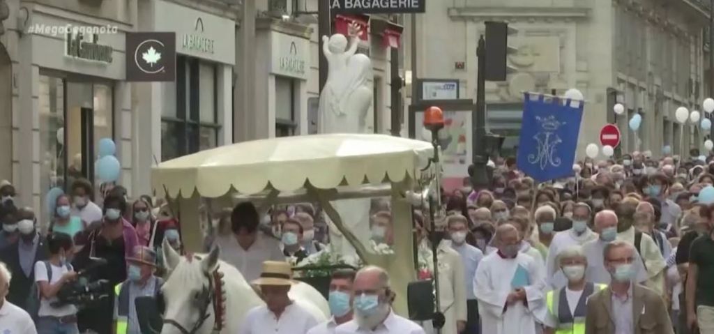 Λιτανεία καθολικών στη Νοτρ Νταμ για την κοίμηση της Θεοτόκου