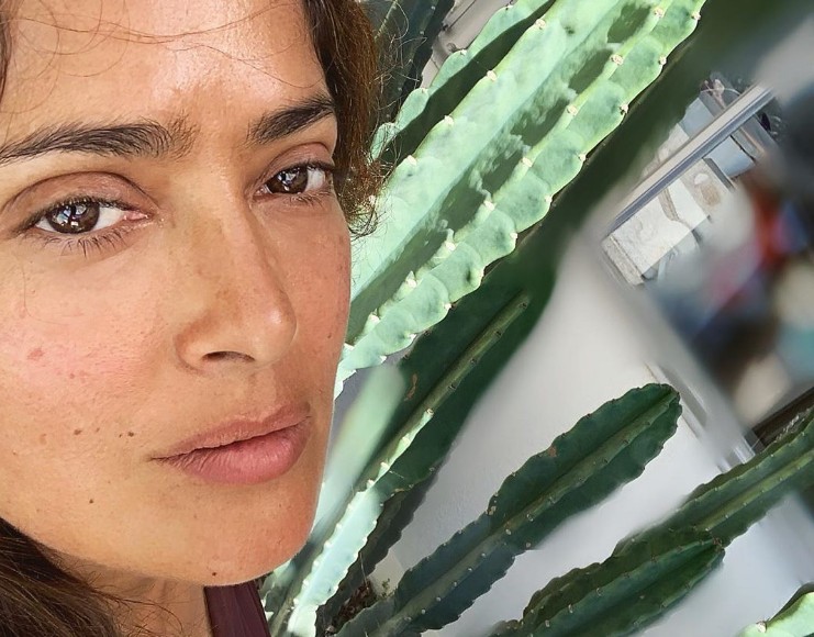 Διακοπές στην Πάρο με τον σύζυγό της κάνει η Σάλμα Χάγιεκ