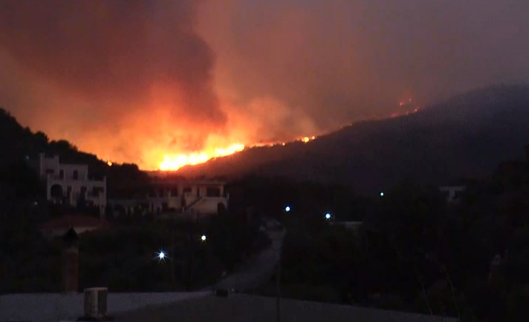 Νύχτα αγωνίας στη Μάνη : Μάχη με τις φλόγες σε δύο μέτωπα – Ειδοποίηση και μέσω 112