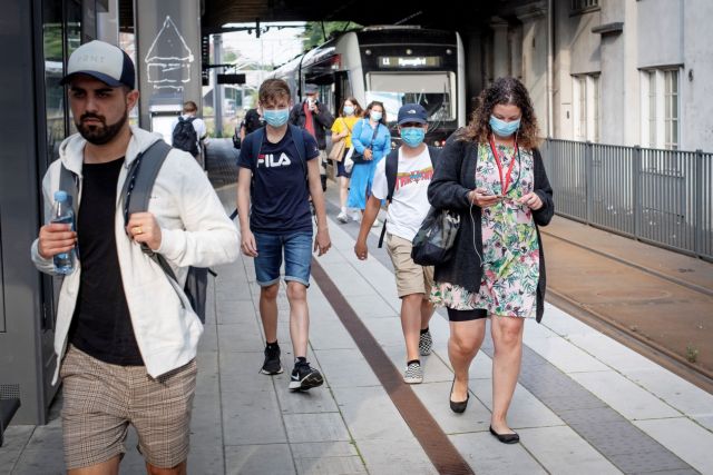 Κορονο-πάρτι με συνωστισμό και χωρίς μάσκα σε τραμ και μετρό του Βερολίνου