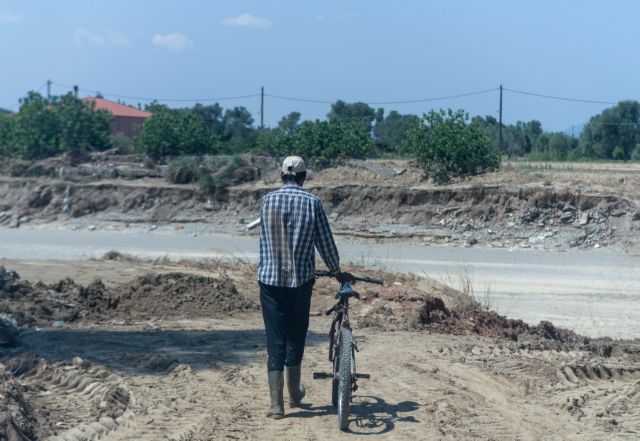 Συνεχίζεται η μάχη με τις λάσπες για τους κατοίκους της Εύβοιας