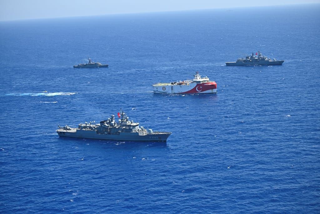 Νέες φωτογραφίες με τα πολεμικά πλοία που συνοδεύουν το Oruc Reis