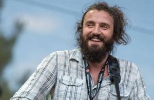 Ο τραγουδιστής Λ. Μπαλάφας βλέπει κεραίες 5G, εμβόλιο του Γκέιτς και… χούντες πίσω από τον κοροναϊό