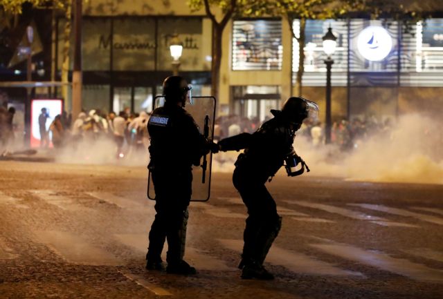 Απαράδεκτη επίθεση αστυνομικών σε οπαδούς που έσπασαν τα μέτρα για να δουν το… Champions League