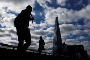 Η Βρετανία θα ενισχύει οικονομικά τους χαμηλόμισθους για να μπορούν να μένουν σε καραντίνα