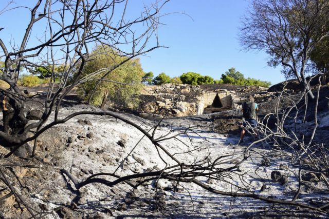 Μενδώνη για φωτιά στις Μυκήνες: Οι αρχαιότητες δεν έπαθαν την παραμικρή μη αναστρέψιμη ζημιά