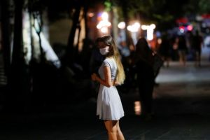 Ανησυχία ΠΟΥ για τους ασυμπτωματικούς, νέους σε ηλικία φορείς