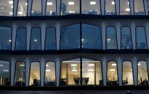 Βρετανία: Η κυβέρνηση καλεί τους εργαζομένους να επιστρέψουν στα γραφεία