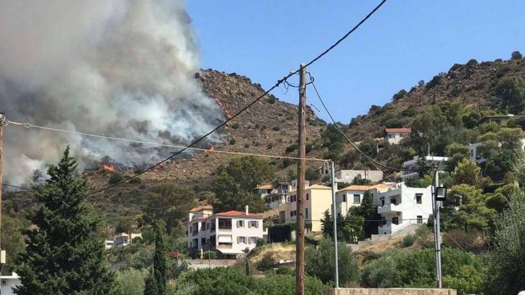 Μαίνεται η μεγάλη πυρκαγιά στην Αίγινα