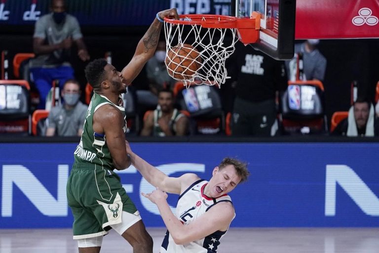 Νίκη για τους Μπάκς – Αποβλήθηκε ο Αντετοκούνμπο για χτύπημα