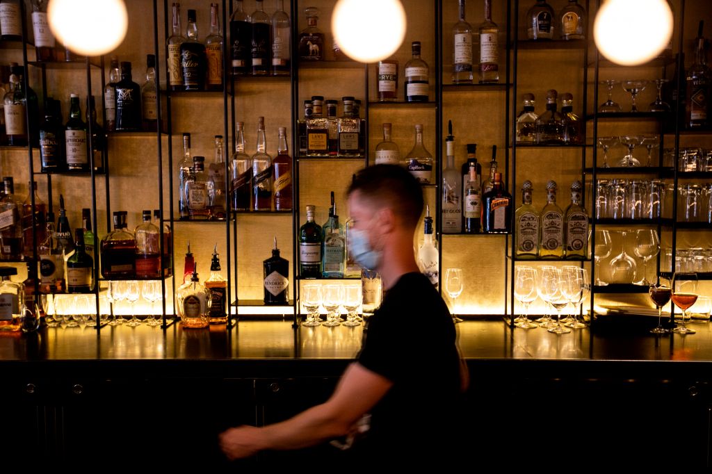 Κλείνουν τα μεσάνυχτα τα μαγαζιά σε Αττική και Αργοσαρωνικό –