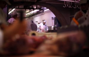 Βέλγιο: Τουλάχιστον 50 εργαζόμενοι σε σφαγείο θετικοί στον κοροναϊό