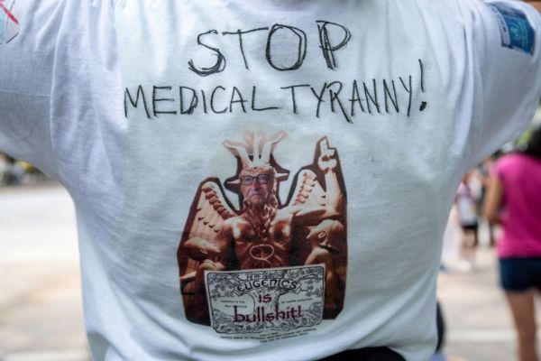 Απίστευτο κι όμως αληθινό: Άνδρας στις ΗΠΑ εξαπέλυσε ένοπλη επίθεση για… τη μάσκα