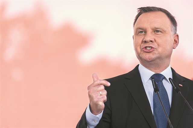 Τον κυνηγούν επειδή έβρισε τον πρόεδρο!