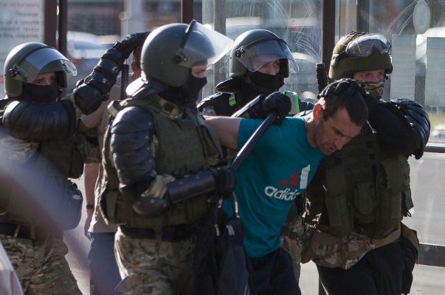 Χάος στη Λευκορωσία: Χιλιάδες συλλήψεις διαδηλωτών – Χρήση πραγματικών πυρών από την αστυνομία
