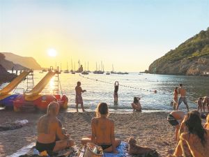 Βράζει η Μεσόγειος από τους θαλάσσιους καύσωνες