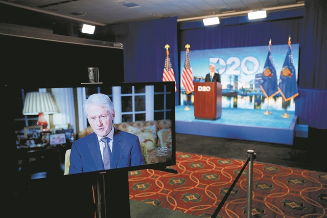 «Θέλετε έναν πρόεδρο που όλη μέρα χαζεύει στα social media;»