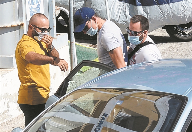 Αποκαθήλωση μετά τη νύχτα στη Μύκονο