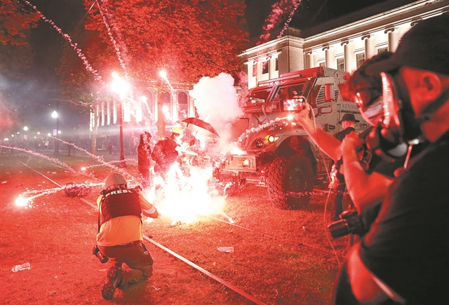 Δύο νεκροί στις διαδηλώσεις        για τη φυλετική βία