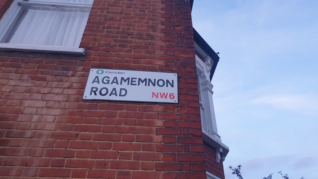 Τι γυρεύουνο Αίας και η Ηραστο Λονδίνο;