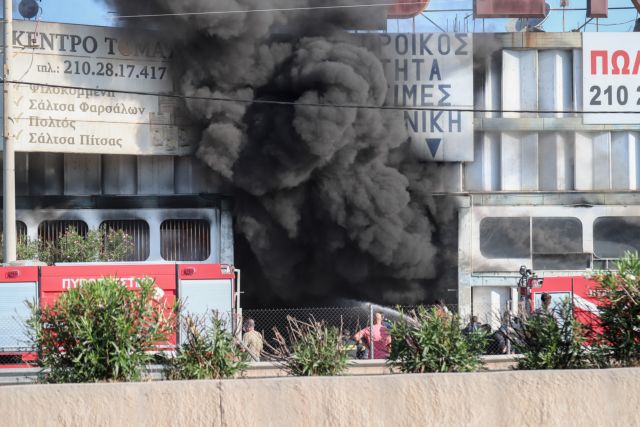 Μεγάλη πυρκαγιά σε εργοστάσιο πλαστικών: Καπνοί έχουν «πνίξει» τη Μεταμόρφωση – Κλειστή η Αθηνών-Λαμίας