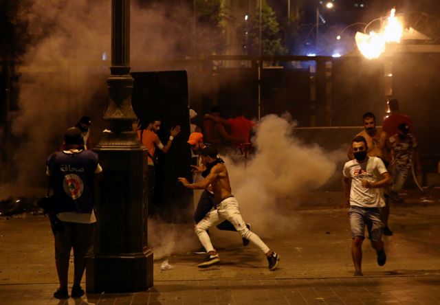 Η Βηρυτός βράζει: Σφοδρές οδομαχίες διαδηλωτών και αστυνομίας