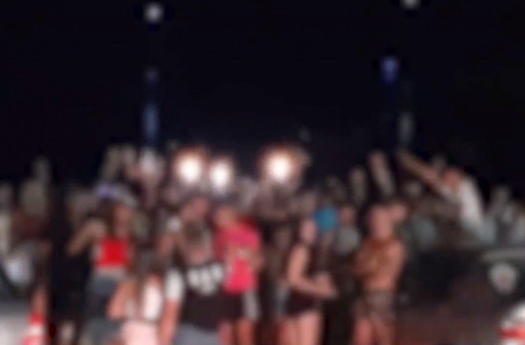 Πλήρης αδιαφορία: Έκλεισαν μπαρ, κλαμπ, εστιατόρια, γέμισαν οι πλατείες