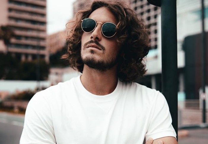 Ο Στέφανος Τσιτσιπάς πρωταγωνιστεί σε νέο σποτ της καμπάνιας «Μένουμε Ασφαλείς»