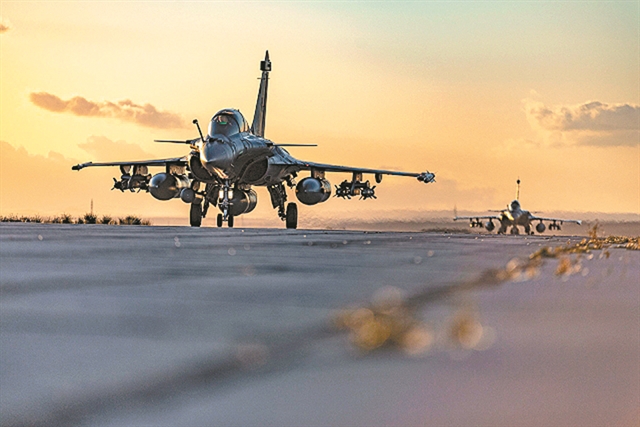 Γαλλική ομπρέλα πάνω από την Κύπρο