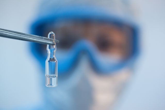 Φαρμακευτική εταιρεία αποποιείται τις ευθύνες της για παρενέργειες από εμβόλιο κατά του κοροναϊού