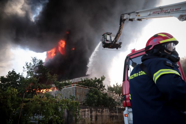Συνεχίζεται η μάχη με τις φλόγες στο εργοστάσιο πλαστικών – Προβληματισμός για το τοξικό νέφος
