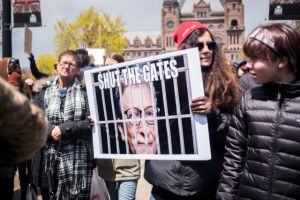 Κοροναϊός : Πώς μπορούμε να αντιμετωπίσουμε συνωμοσιολόγους και αντιεμβολιαστές