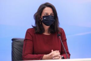 Κεραμέως για σχολεία: Γιατροί θα ενημερώσουν τους μαθητές για τη μάσκα, μέσος όρος 17 – 22 παιδιά στις τάξεις