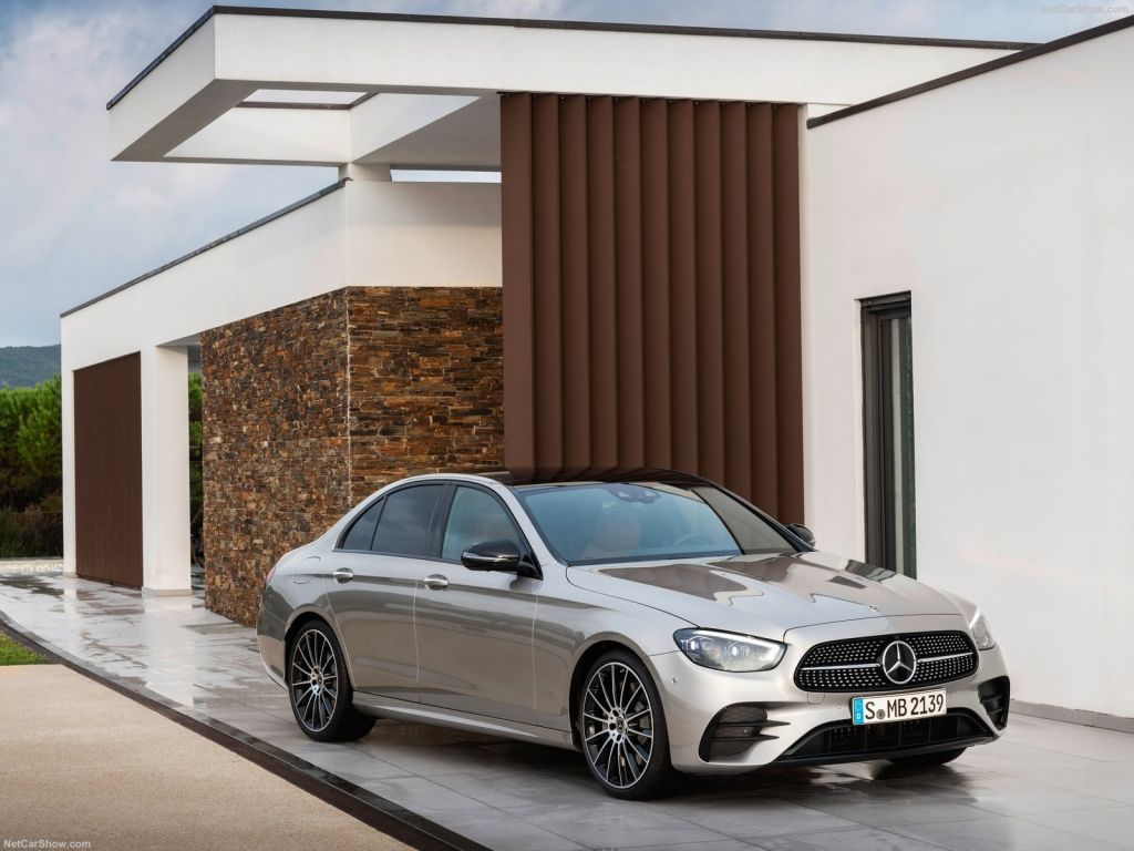 Μercedes-Benz E-Class: Oι τεχνολογικές καινοτομίες και η υβριδική τεχνολογία κερδίζουν τις εντυπώσεις