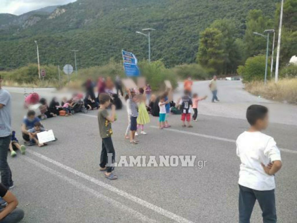 Θερμοπύλες: Διαμαρτυρία προσφύγων στην Παλαιά Εθνική