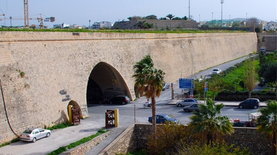 Τραγωδία στο Ηράκλειο: Νεκρή γυναίκα που έπεσε από τα Ενετικά Τείχη
